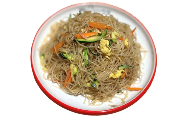 Spaghetti saltati con carota , zucchine e uova