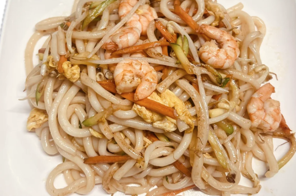 Spaghetti udon con gamberi, carota, zucchine e uovo