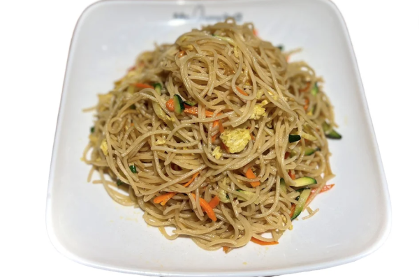 Spaghetti saltati con carne di manzo, carota, zucchine e uovo