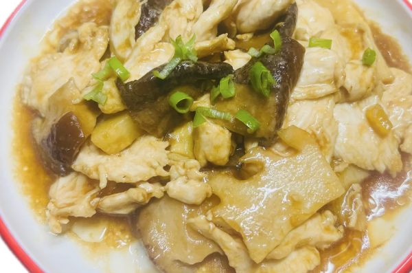 Pollo con bambù in funghi